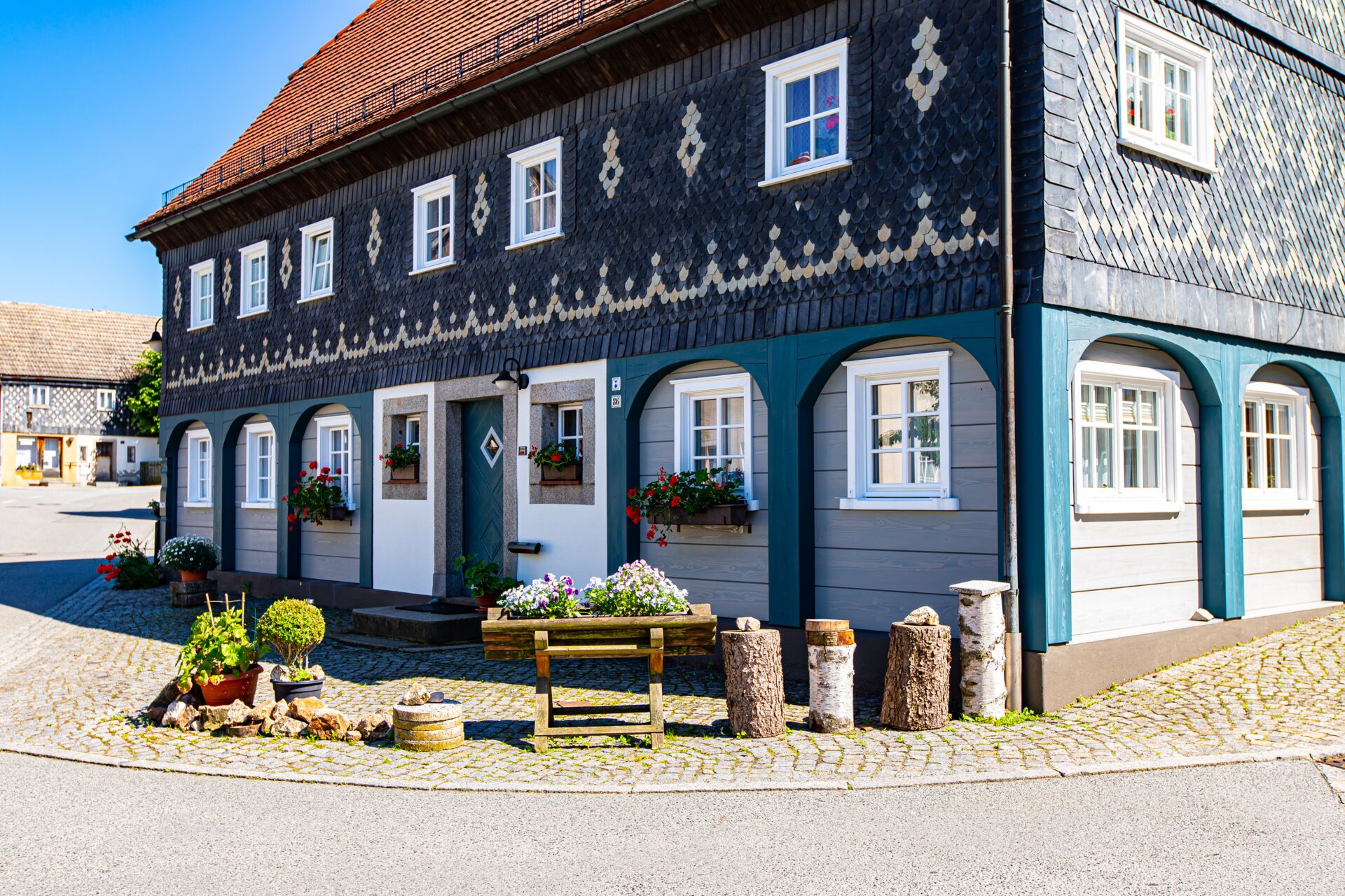 Umgebindehaus mit liebevoll gestaltetem Eingangsbereich - Foto: Michael Rimpler